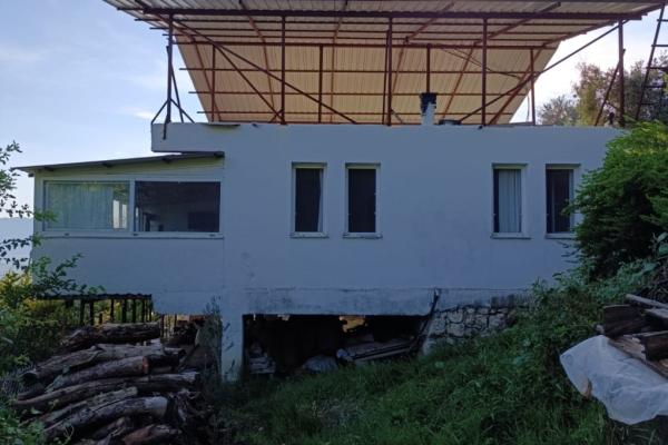 TAKASA AÇIK İKİ ADET TEK KATLI BETONARME EV VE AHIR VE TARLA TOPLAM METREKARE 1.453,57