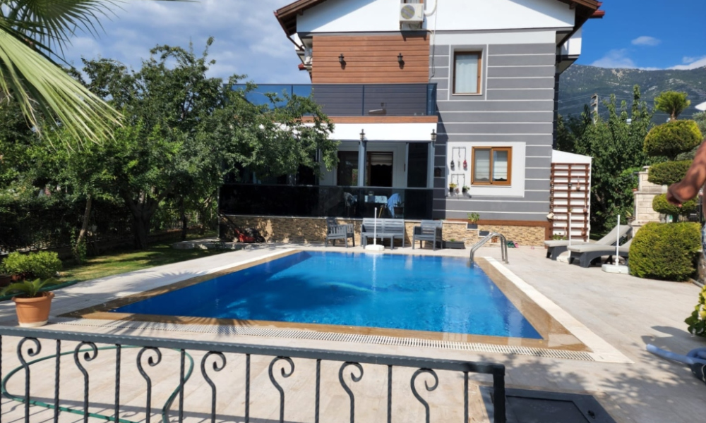 ÖLÜDENİZ HİSARÖNÜ’NDE HAVUZLU MÜSTAKİL VİLLA